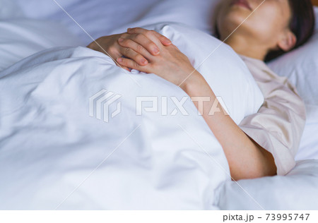 睡眠　布団　女性　日本人 73995747