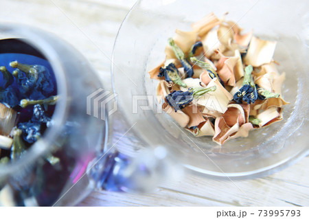 ガラスのティーポットにバタフライピーティー、青いハーブティー 73995793