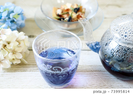 ガラスのティーポットにバタフライピーの青いハーブティー 73995814