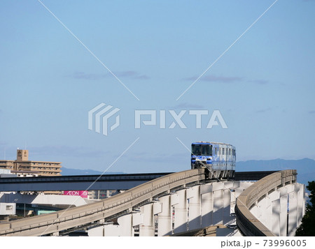 大阪　吹田　万博公園　彩都線を走行するモノレール（晩秋） 73996005