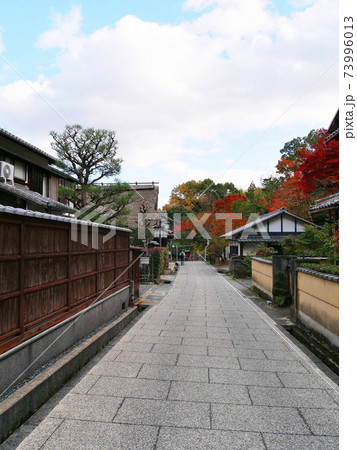 京都 嵯峨野 紅葉の鳥居本(重要伝統的建造物群保存地区、初冬) 京都 嵯峨野 紅葉の鳥居本(重要伝統的建造物群保存地区、初冬) 73996013