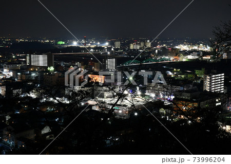 栃木県足利市の織姫公園展望台から見た夜景、中央の橋は「中橋」でその画面奥が東武鉄道の足利市駅周辺 栃木県足利市の織姫公園展望台から見た夜景、中央の橋は「中橋」でその画面奥が東武鉄道の足利市駅周辺 73996204
