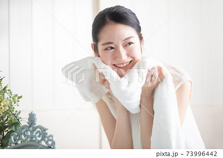 洗顔・タオルドライする女性 73996442