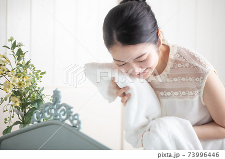 洗顔・タオルドライする女性 73996446