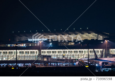 空港　飛行機　羽田空港　離陸　着陸　深夜 　午後　航空会社　エンジン　ターミナル　全日空　日本航空 73996598