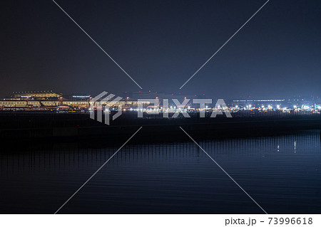 空港　飛行機　羽田空港　離陸　着陸　深夜 　午後　航空会社　エンジン　ターミナル　全日空　日本航空 73996618