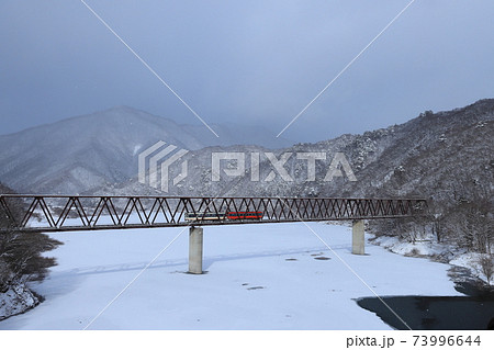 雪の湯西川橋梁を渡るAIZUマウントエクスプレス 73996644