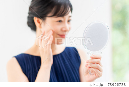 鏡を見るミドルの女性 鏡を見るミドルの女性 73996728