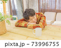 考え事をする　男性 73996755