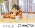 考え事をする　男性 73996759