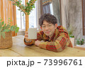 考え事をする　男性 73996761