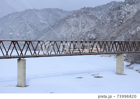 冬の湯西川橋梁を渡る6050系電車 73996820