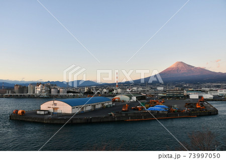 静岡県富士市の市街地と富士山の夕景(「富士と港の見える公園」で撮影) 静岡県富士市の市街地と富士山の夕景(「富士と港の見える公園」で撮影) 73997050