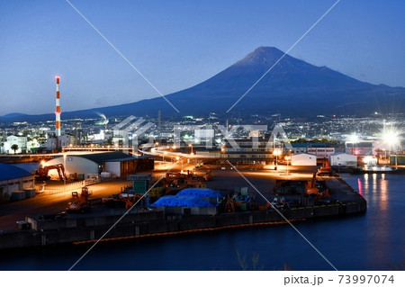 静岡県富士市の市街地と富士山の夕景(「富士と港の見える公園」で撮影) 静岡県富士市の市街地と富士山の夕景(「富士と港の見える公園」で撮影) 73997074