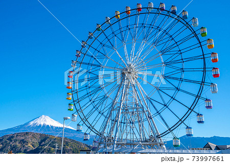 富士山とカラフル観覧車 73997661
