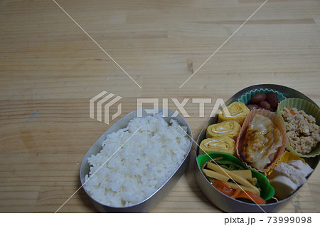木の机とアルマイトのお弁当 73999098