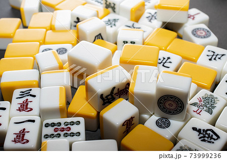 ごちゃ混ぜの麻雀牌の写真素材 [73999236] - PIXTA