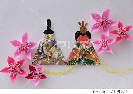 ひな祭り 桃の節句 の素材 折り紙で作ったひな人形 お内裏様とお雛様と桃の花 の写真素材