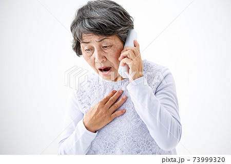 シニア女性 固定電話 心配 シニア女性 固定電話 心配 73999320