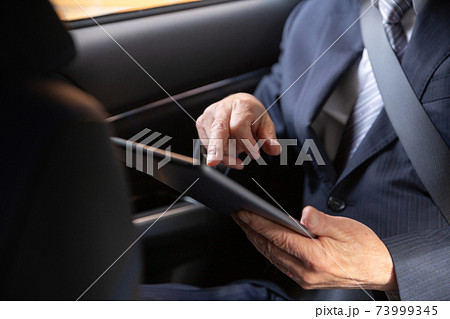 タブレットを操作するビジネスマン 車内 タブレットを操作するビジネスマン 車内 73999345