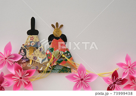 ひな祭り 桃の節句 の背景素材 折り紙で作った可愛いひな人形 お内裏様とお雛様と桃の花 の写真素材