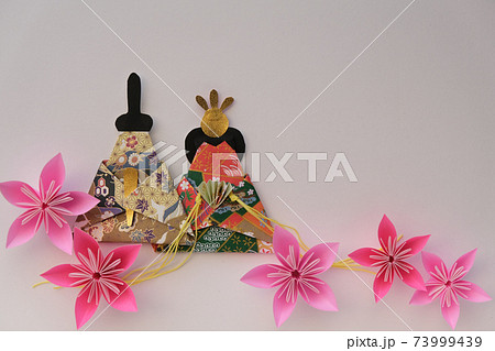 ひな祭り 桃の節句 の背景素材 折り紙で作った可愛いひな人形 お内裏様とお雛様と桃の花 の写真素材