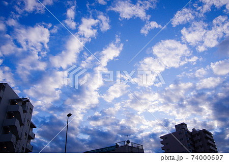 とある東京の雲の多い冬空 74000697
