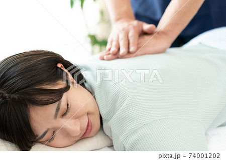 整体を受ける女性 74001202