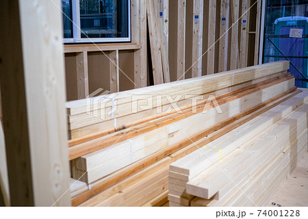 新築一戸建て住宅の工事現場（室内） 74001228