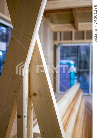 新築一戸建て住宅の工事現場(室内) 新築一戸建て住宅の工事現場(室内) 74001230