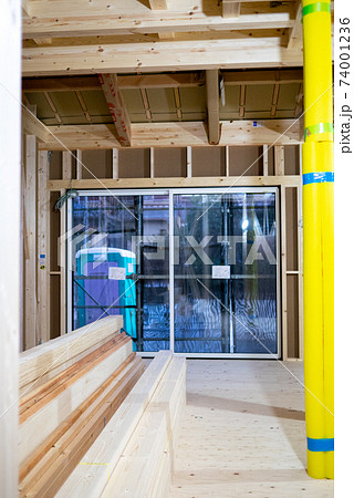 新築一戸建ての工事現場（屋内） 74001236