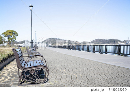 ヴェルニー公園のベンチと街灯の風景 74001349