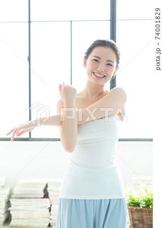 ストレッチをするきれいな女性 ストレッチをするきれいな女性 74001829