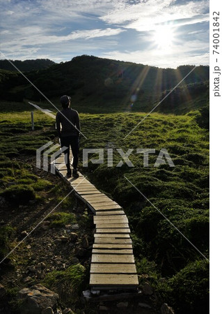 光岳の木道を歩く登山者 74001842