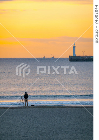 【神奈川県 江ノ島】朝日に照らされた海 【神奈川県 江ノ島】朝日に照らされた海 74002044