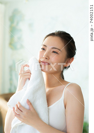 タオルで顔をふく綺麗な女性 タオルで顔をふく綺麗な女性 74002151