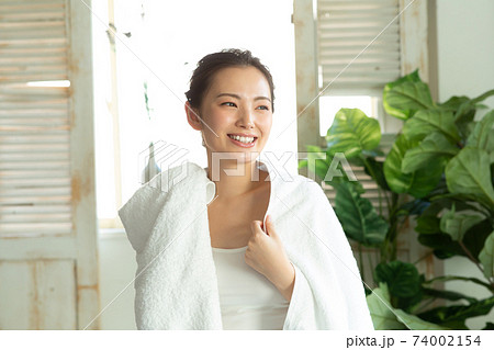 バスタオルを巻く綺麗な女性の写真素材