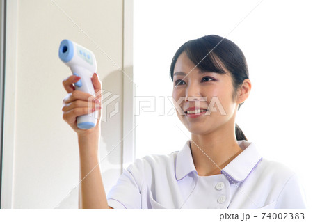 検温する若い女性の看護師 検温する若い女性の看護師 74002383