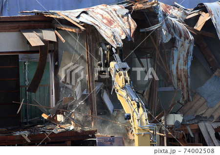 油圧フォークを使用しての、木造建物解体 74002508
