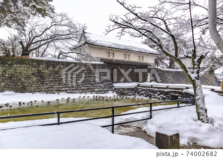 雪の降る新発田城 本丸表門 (冬) 雪の降る新発田城 本丸表門 (冬) 74002682