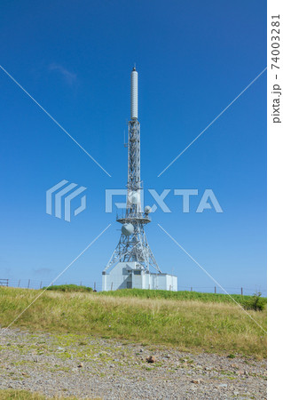 王ヶ頭に建つ電波塔【夏の美ヶ原高原】 74003281
