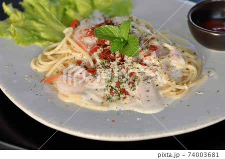 spaghetti or spaghetti carbonara 74003681