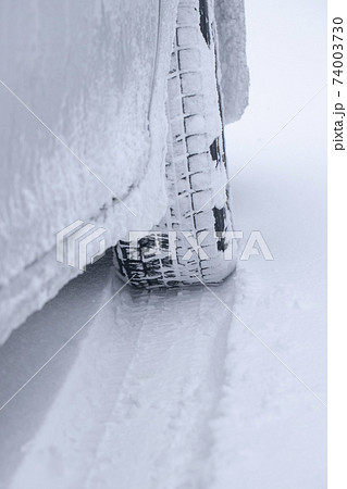 積雪路面とスタッドレスタイヤ 74003730