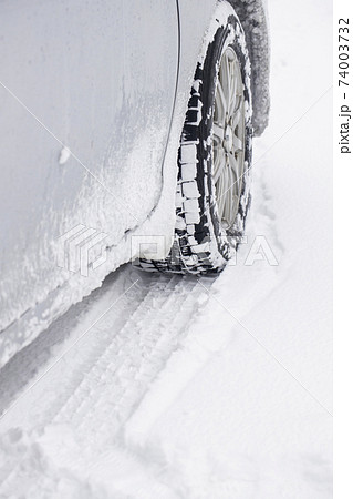 積雪路面とスタッドレスタイヤ 74003732