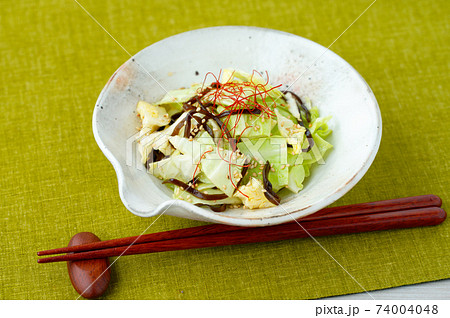 塩キャベツ（キャベツの塩昆布和え）。簡単レシピ、野菜料理、おつまみ、お惣菜。 74004048