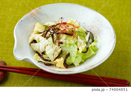 塩キャベツ(キャベツの塩昆布和え)。簡単レシピ、野菜料理、おつまみ、お惣菜。 塩キャベツ(キャベツの塩昆布和え)。簡単レシピ、野菜料理、おつまみ、お惣菜。 74004051