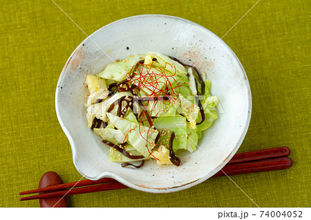 塩キャベツ（キャベツの塩昆布和え）。簡単レシピ、野菜料理、おつまみ、お惣菜。 74004052