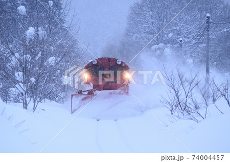 降り積もる雪を林へ跳ねながら進むラッセル車 降り積もる雪を林へ跳ねながら進むラッセル車 74004457