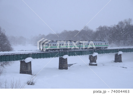 雪の舞う第五石狩川橋梁を渡る石北本線の普通列車 雪の舞う第五石狩川橋梁を渡る石北本線の普通列車 74004463