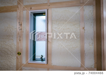 吹付断熱を施した新築一戸建ての工事現場 74004466